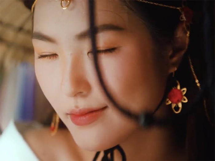 Nhan sắc nữ chính trong MV