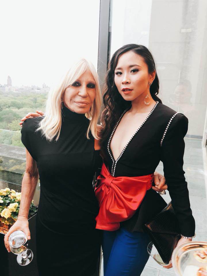 Nga Nguyễn có mối quan hệ thân thiết với NTK lừng danh Donatella Versace