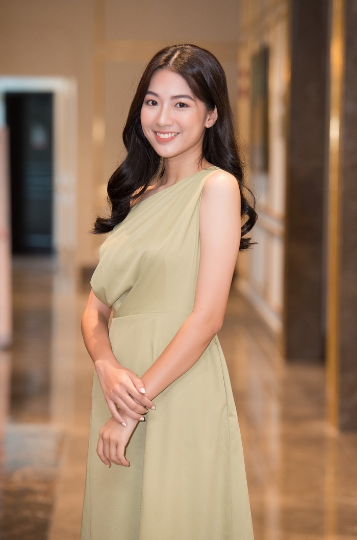 Chiếc váy đơn giản màu xanh olive và nụ cười tươi giúp thí sinh Phạm Thị Hà Thi sinh năm 2001 ghi được điểm cộng lớn