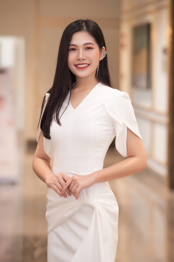 Cô giáo Tiếng Anh Vương Diệu Linh nền nã với chiếc váy liền thân màu trắng