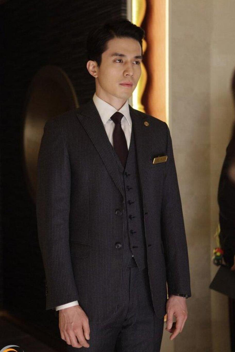 Lee Dong Wook luôn xuất hiện với hình nam tính trong những bộ trang phục vest