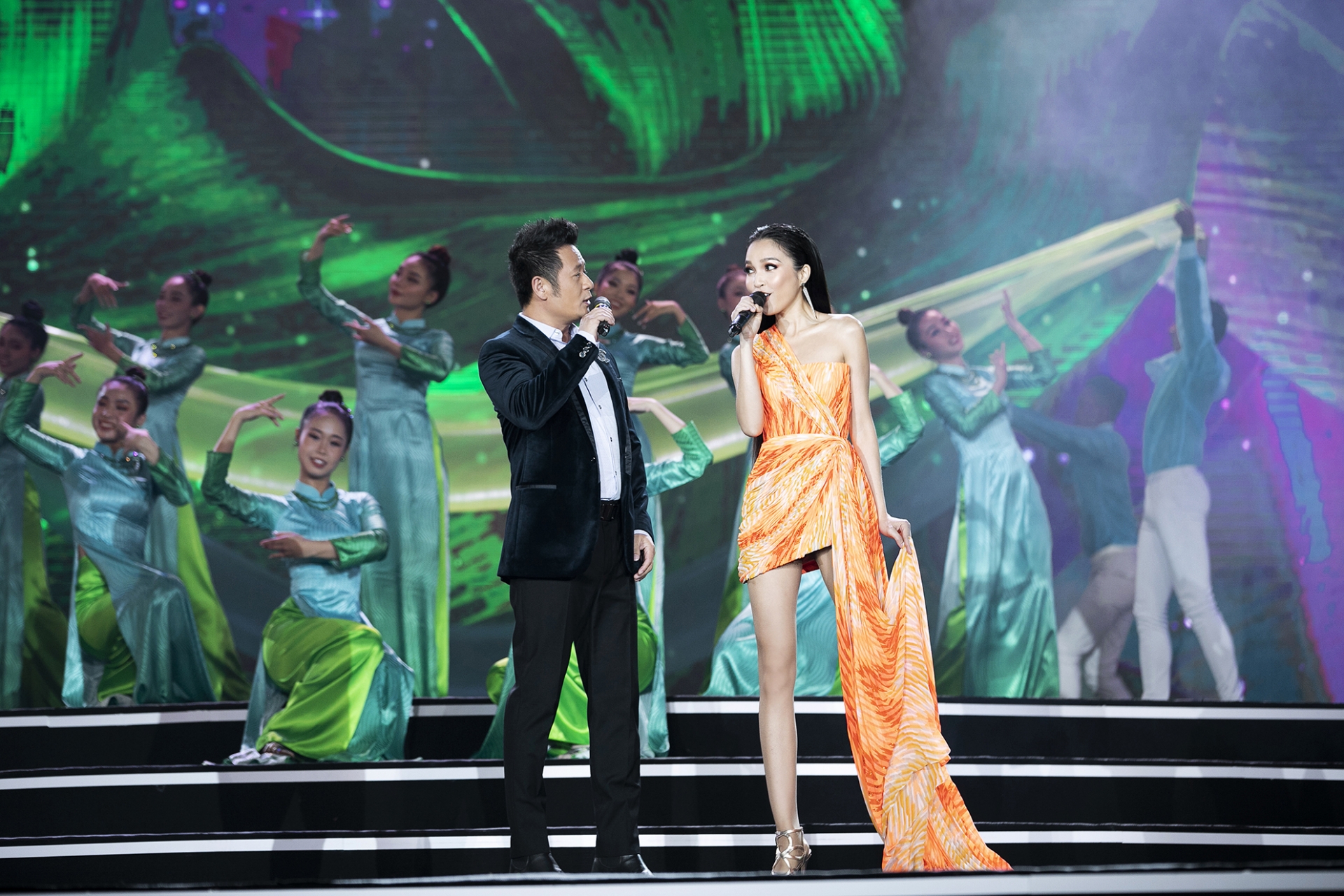 Á hậu Kiều Loan khuấy động sân khấu Bán kết Hoa Hậu Việt Nam 2020 bằng Rap - Ảnh 9
