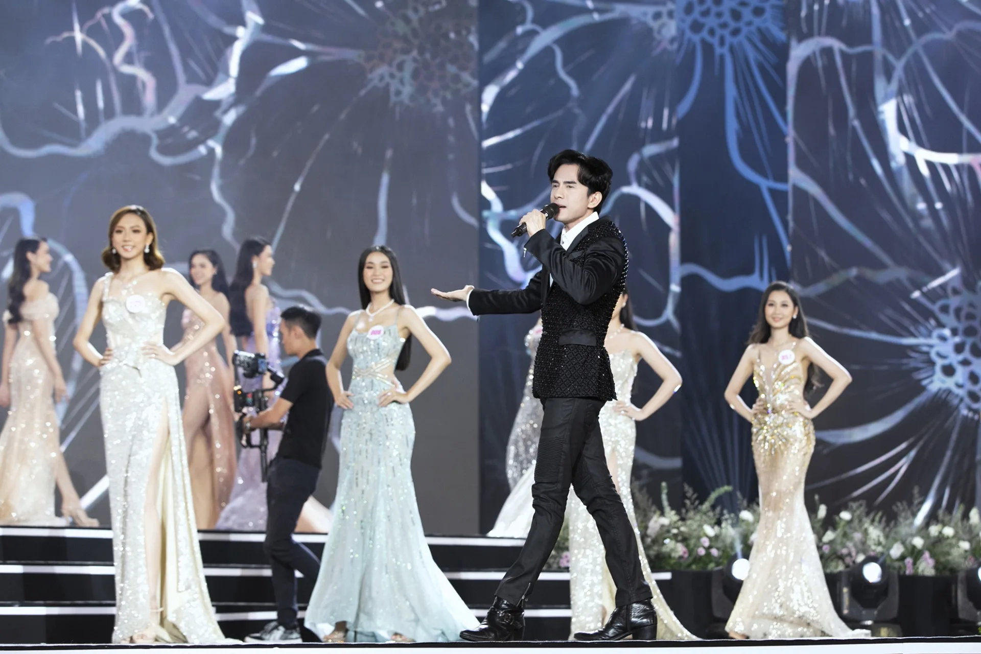 Tiết mục nghệ thuật đêm Bán kết HHVN 2020: Song Trường kết hợp với ca khúc bất hủ - Ảnh 1