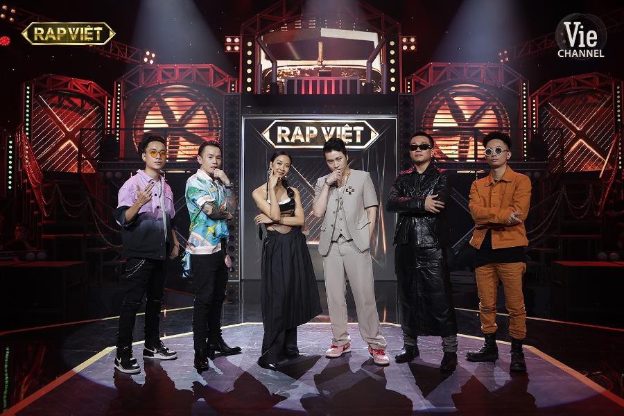 Trang phục chất lừ của HLV Rap Việt vòng Bứt Phá