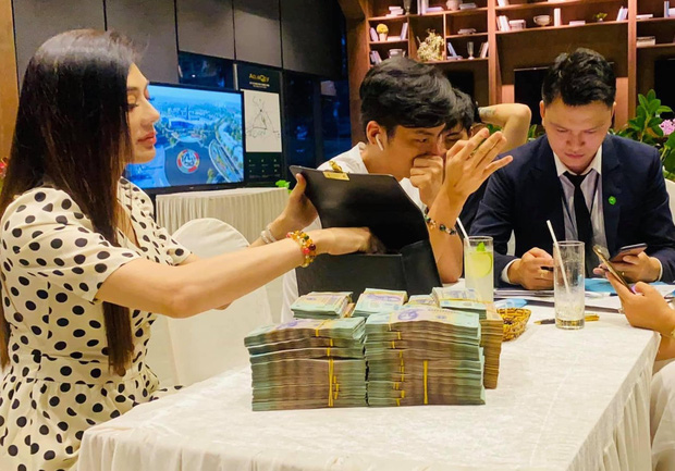 Lâm Khánh Chi mang cả cọc tiền cao như đống gạch đi mua nhà mới