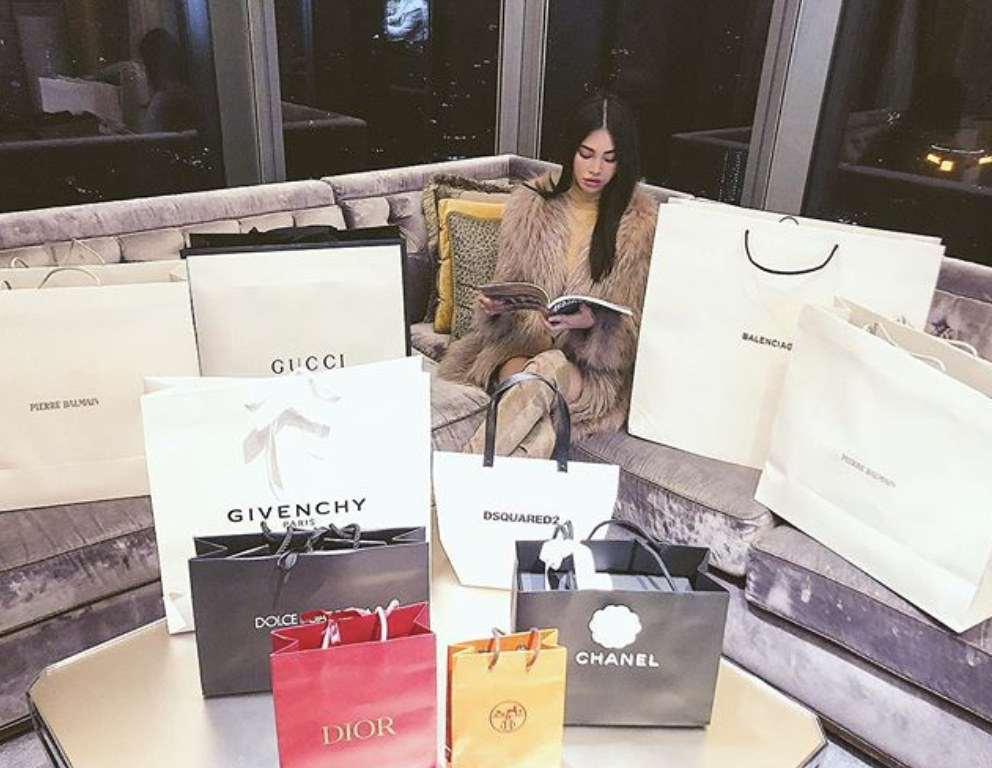 Jolie Nguyễn lọt thỏm giữa những chiếc túi giấy của Dior, Hermes, Balenciaga, Gucci, Givenchy, Dolce&Gabbana