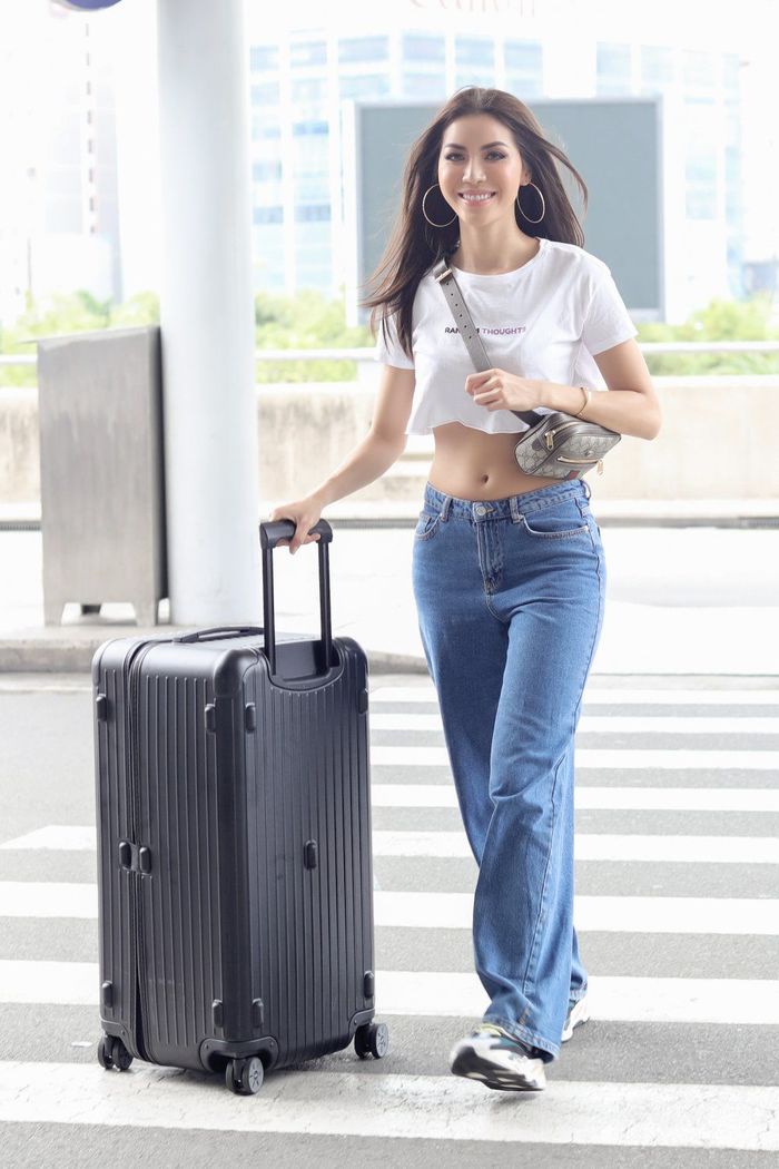 Siêu mẫu Minh Tú cũng không bỏ lỡ cơ hội phô diễn đường cong trong set đồ gợi cảm khi ra sân bay