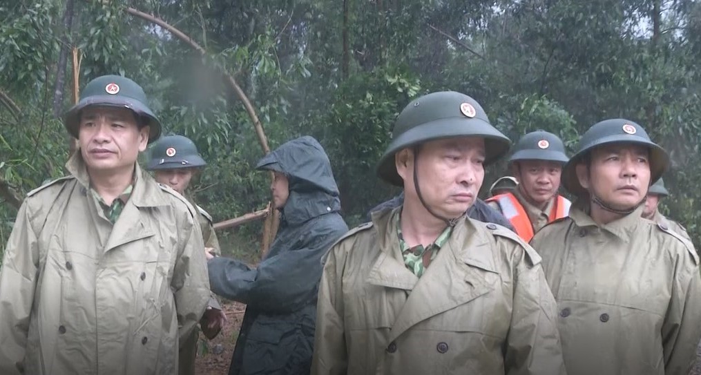Hình ảnh cuối cùng của 13 cán bộ, chiến sĩ tại thủy điện Rào Trăng 3. Trong ảnh có Thiếu tướng Nguyễn Văn Man (chính giữa) và Đại tá Nguyễn Hữu Hùng (ngoài cùng bên trái).