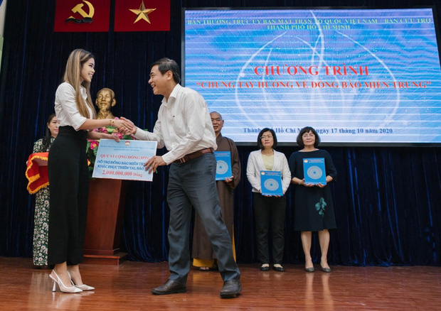 Tiên Nguyễn thay mặt gia đình tặng hơn 3 tỷ cho miền Trung