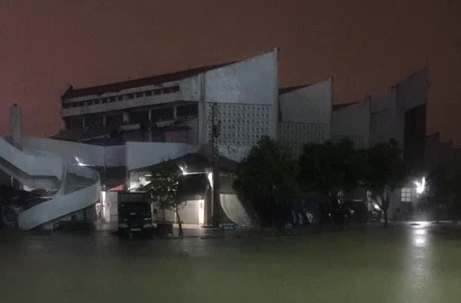 Lũ tại Quảng Trị bất ngờ dâng cao hơn 2m, người dân kêu cứu trong đêm