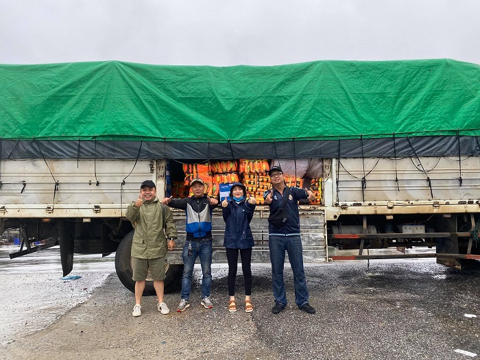 Xe tải chở đồ cứu trợ miền Trung của Hòa Minzy gặp sự cố - Ảnh 1