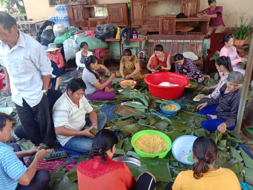 Bà con Đăk Lăk nấu 2000 đòn bánh tét gửi cứu trợ miền Trung