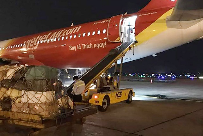 Các hãng hàng không đồng loạt miễn phí vận chuyển hàng cứu trợ miền Trung - Ảnh 3