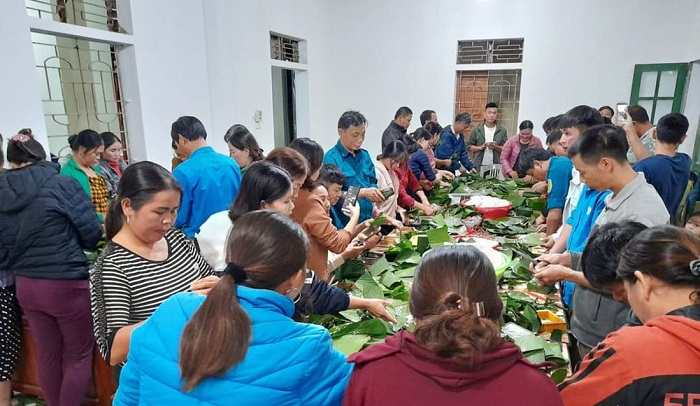 Người dân Nghệ An xuyên đêm nấu bánh chưng gửi đồng bào miền Trung - Ảnh 1