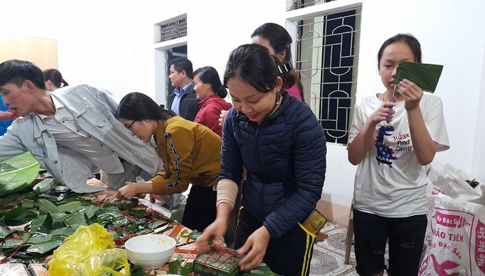 Người dân Nghệ An xuyên đêm nấu bánh chưng gửi đồng bào miền Trung - Ảnh 2