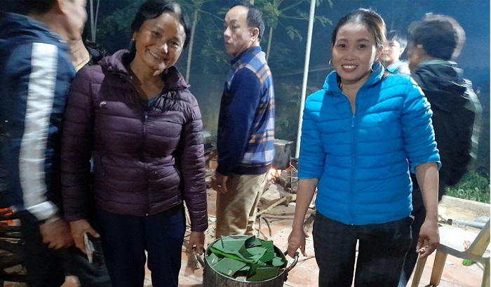 Người dân Nghệ An xuyên đêm nấu bánh chưng gửi đồng bào miền Trung - Ảnh 6
