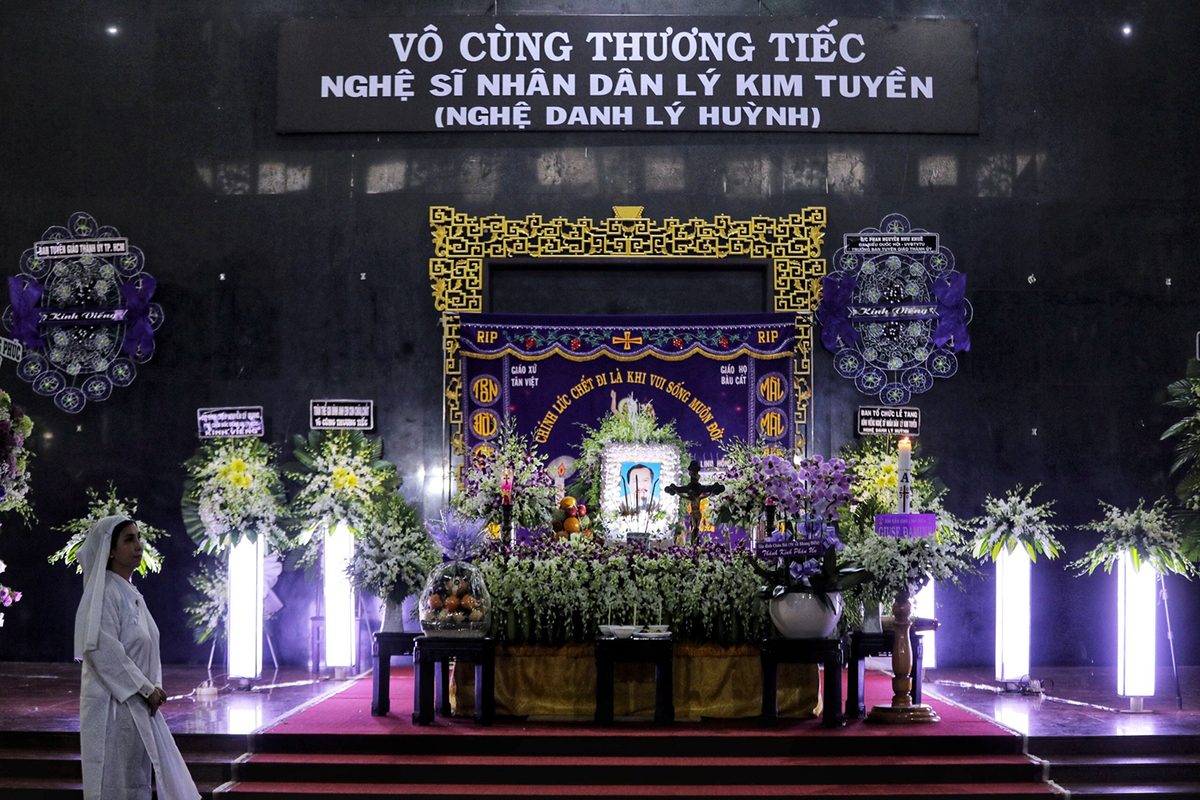 Đông đảo nghệ sĩ đến viếng tang tài tử Lý Huỳnh - Ảnh 10