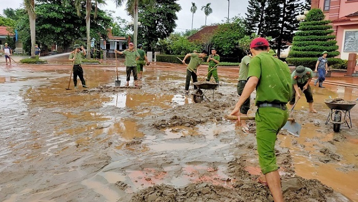 Dọn bùn non tại nhà lưu niệm nguyên Tổng Bí thư Lê Duẩn. Ảnh: Vietnamnet.