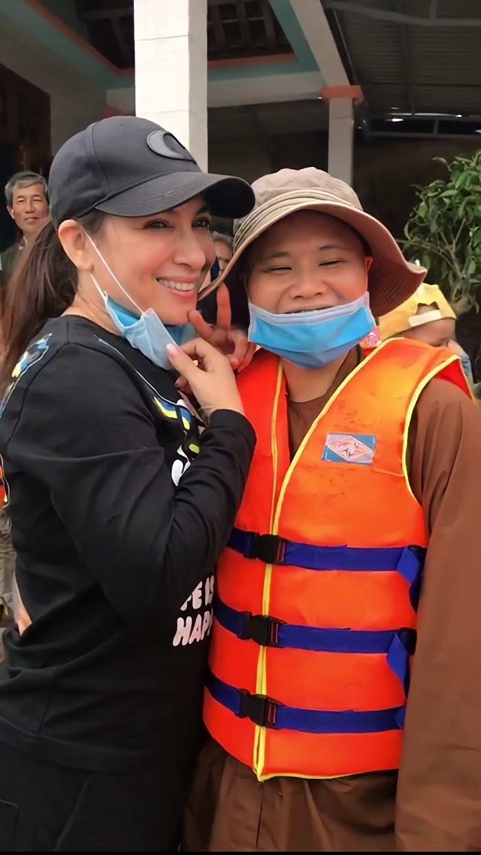 Sao Việt từ thiện mùa mưa lũ: Gieo lòng tốt, gặt thị phi - Ảnh 3