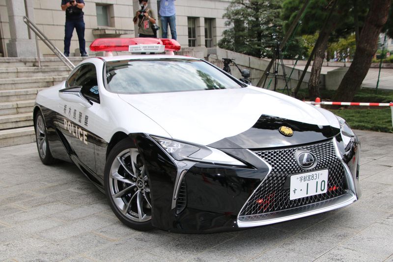 Xe 12 tỷ Lexus LC 500 được dùng làm xe cảnh sát - Ảnh 1