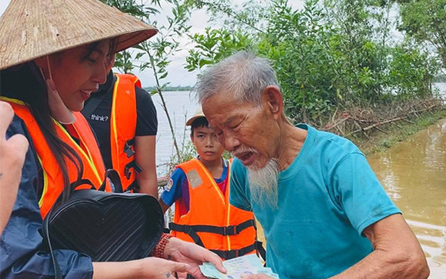 Nhà hảo tâm chuyển cho Thủy Tiên 300 triệu ủng hộ sau đó xin lại vì nhầm