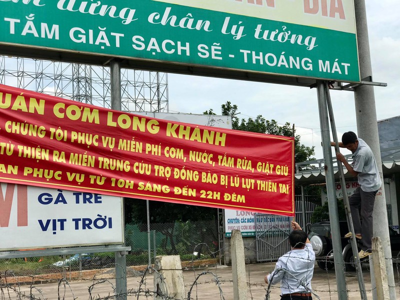 Vợ chồng chủ quán ở Đồng Nai mời cơm miễn phí tất cả các đoàn từ thiện