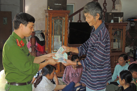Hà Nam: Công an xã tìm thấy 50 triệu trong áo khoác cũ người dân quyên góp