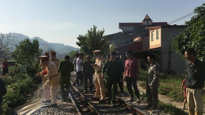 Lạng Sơn: Đứng giữa đường ray nghe điện thoại, người đàn ông bị tàu đâm - Ảnh 1