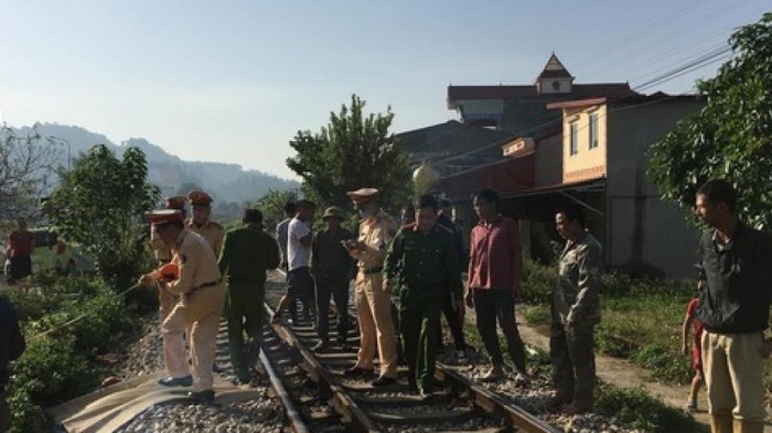 Lạng Sơn: Đứng giữa đường ray nghe điện thoại, người đàn ông bị tàu đâm