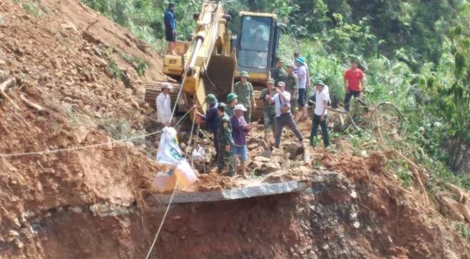 Quảng Trị: Giăng dây cáp qua miệng vực đưa hàng cứu trợ cho bản bị cô lập