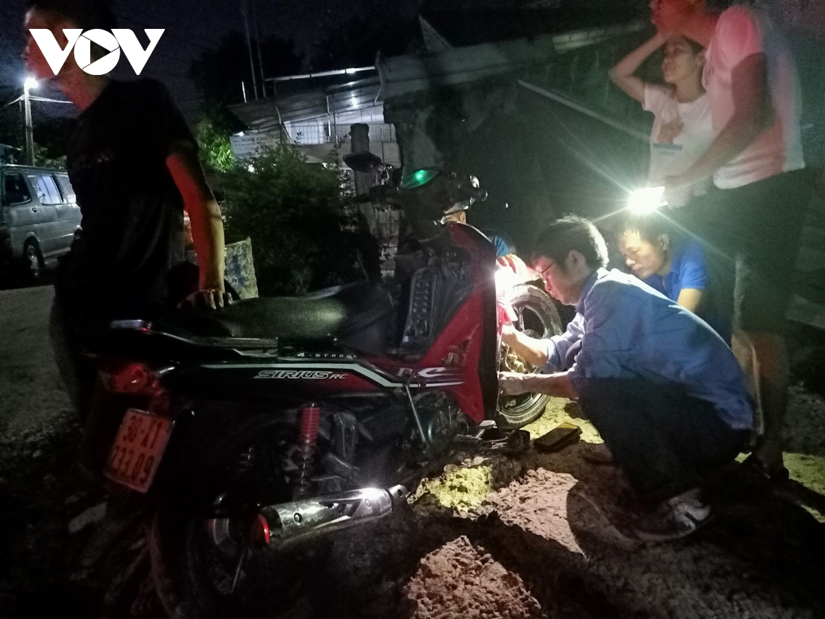 '500 anh em' thợ sửa xe triệu tập ở Hà Tĩnh hồi sinh xe máy cho bà con vù - Ảnh 2