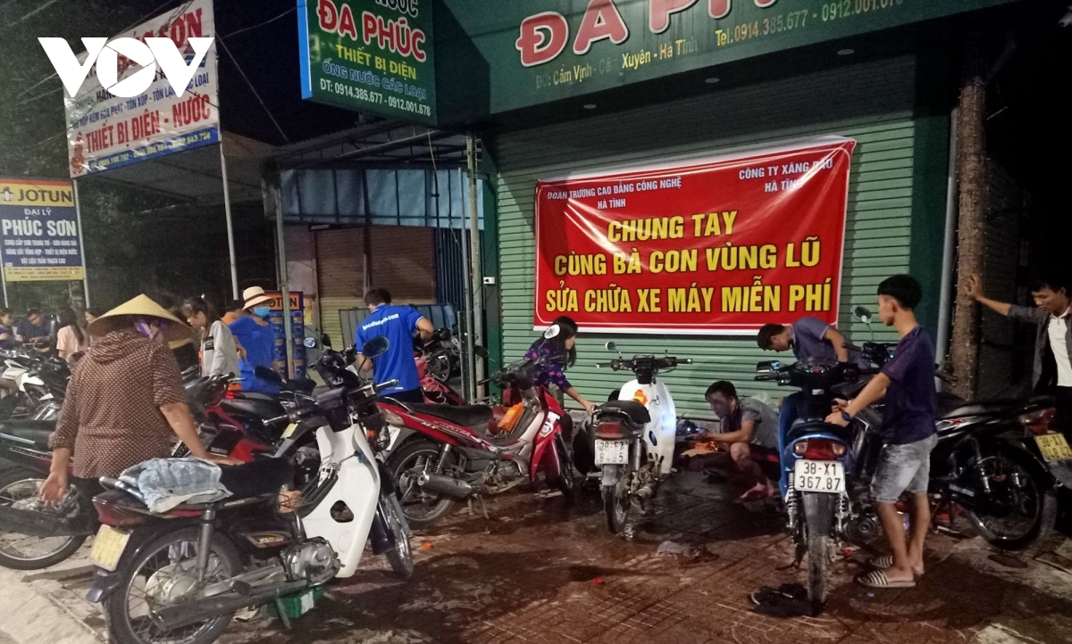 '500 anh em' thợ sửa xe triệu tập ở Hà Tĩnh hồi sinh xe máy cho bà con vù - Ảnh 1