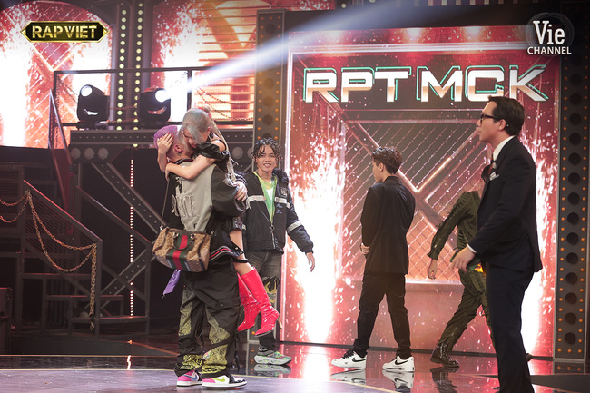 Rap Việt: TLinh bại trận vẫn được anh yêu MCK bế bổng lên hôn giữa sân khấu