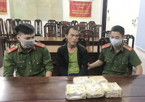 Nghệ An: Bắt bác sĩ người Lào mang 5 kg ma túy vào Việt Nam