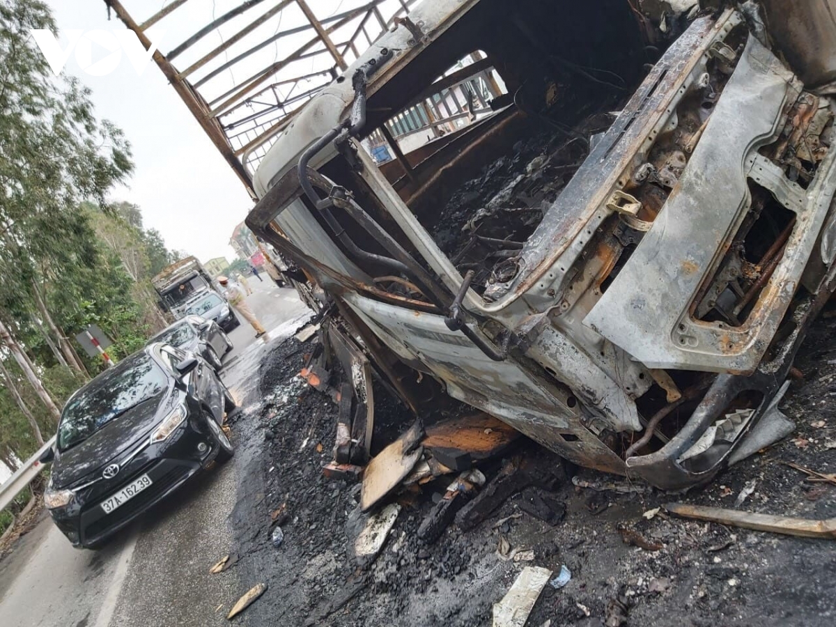Tai nạn kép ở Nghệ An: 4 xe tông nhau làm đường 1A tắc nghẽn nhiều giờ - Ảnh 1