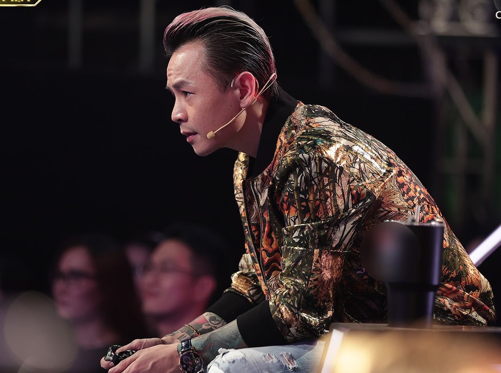 Trang phục đắt đỏ của huấn luyện viên Rap Việt ở vòng Bứt phá