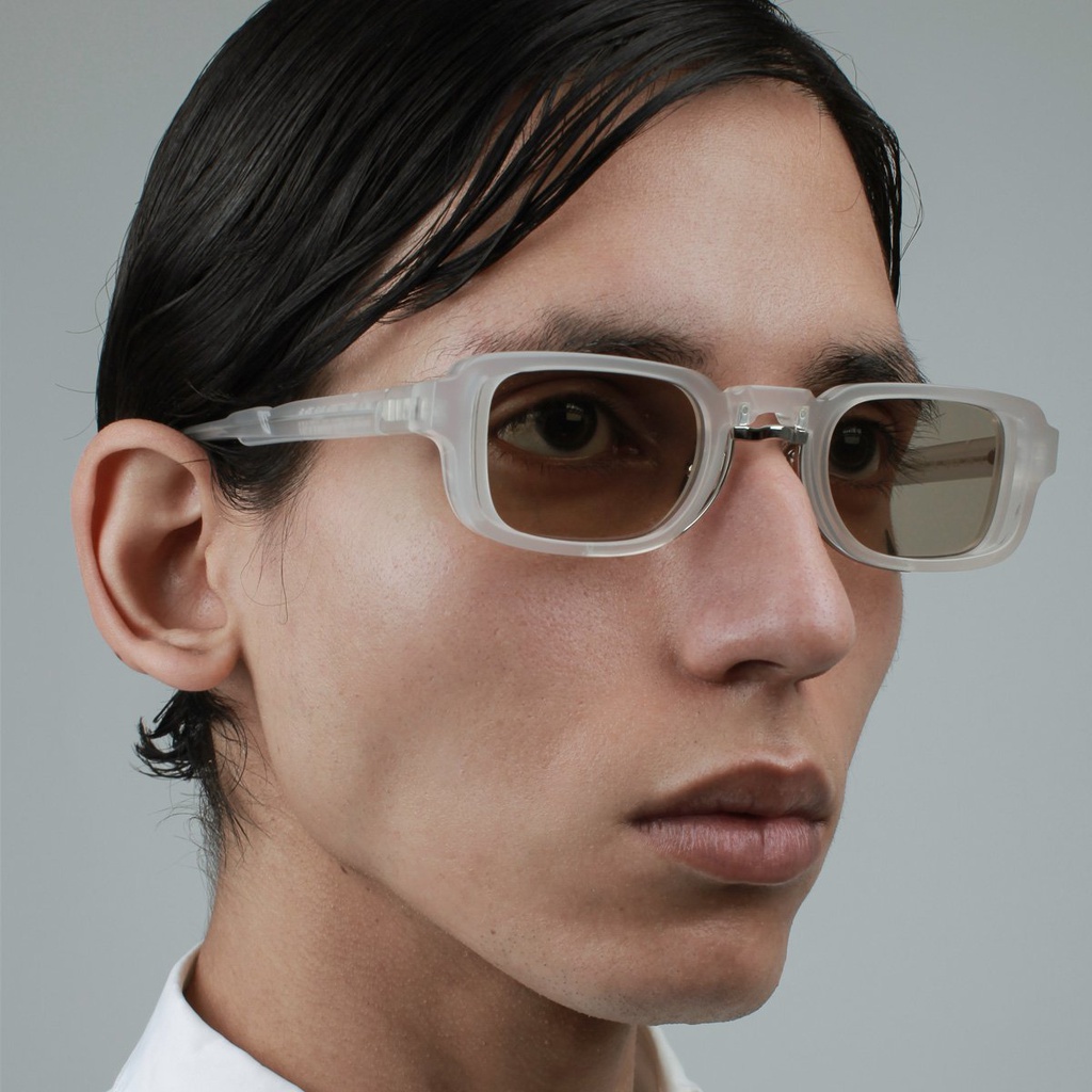 Mẫu mắt kính mà Justa Tee diện có giá hơn 17 triệu đồng