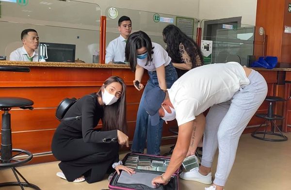 Công Vinh xách theo vali tiền đi hộ tống Thủy Tiên phát cho bà con Hà Tĩnh