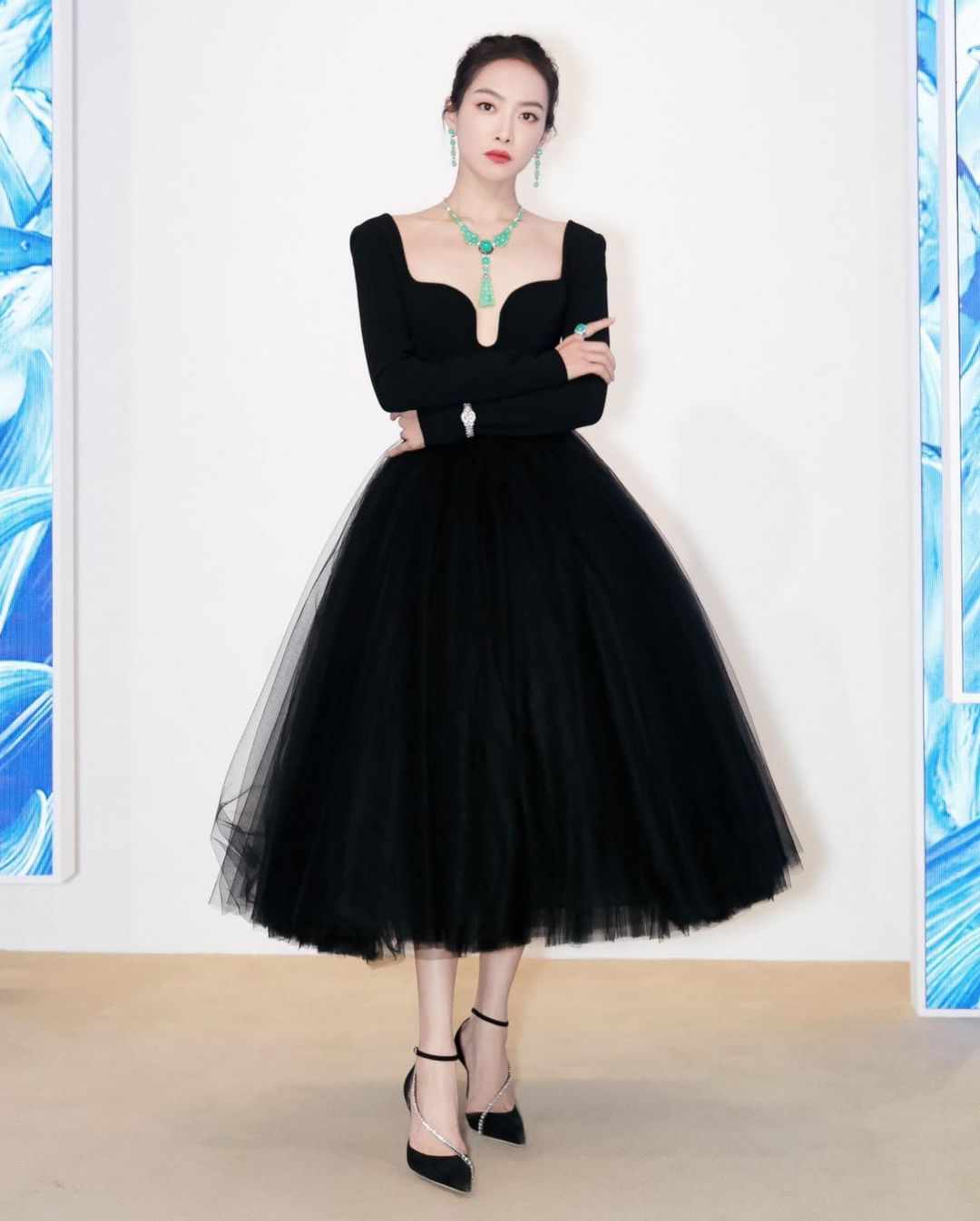 Nữ thần Kim Ưng Tống Thiến diện váy đen của thương hiệu Carolina Herrera khi đến dự sự kiện của Cartier