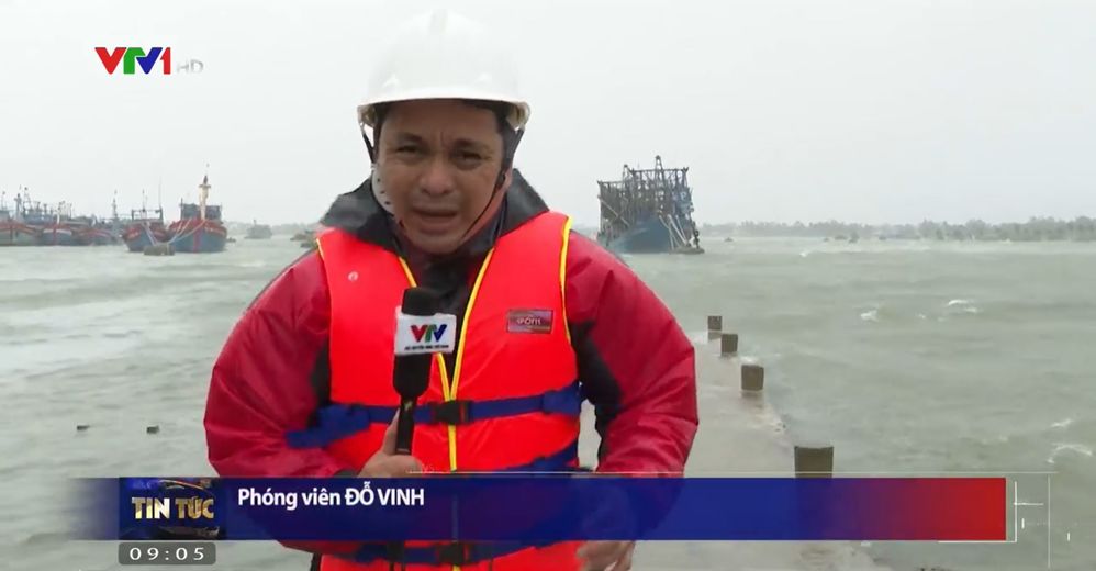 Tinh thần làm việc đáng nể của phóng viên VTV trước bão số 9