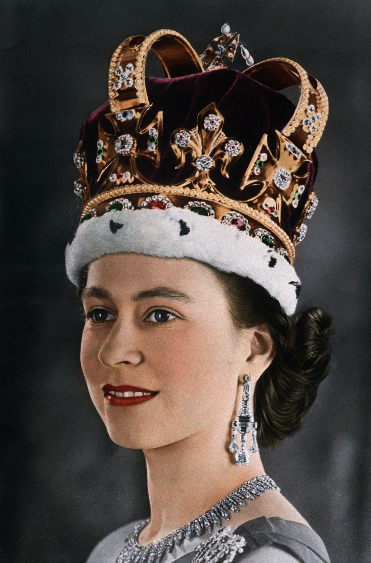 Khi đăng quang vào năm 1953, Nữ hoàng Elizabeth II đã sử dụng màu son đặc chế riêng của thương hiệu mỹ phẩm nổi tiếng Clarins để phù hợp với áo choàng của bà