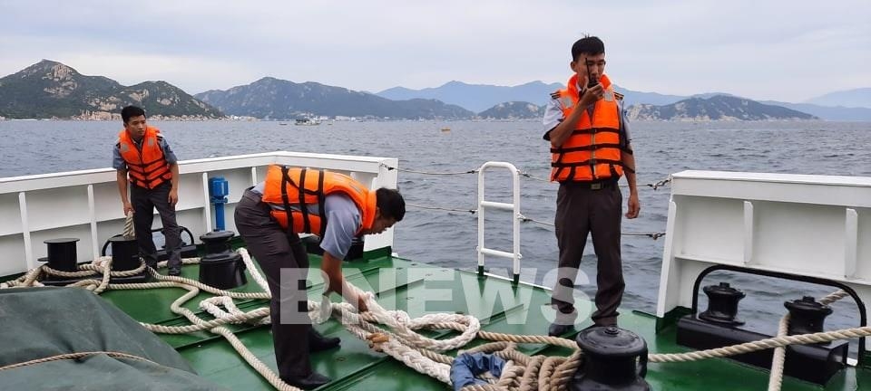 Tàu cá Bình Định gặp nạn: 11 thuyền viên an toàn, 26 người vẫn mất liên lạc - Ảnh 1