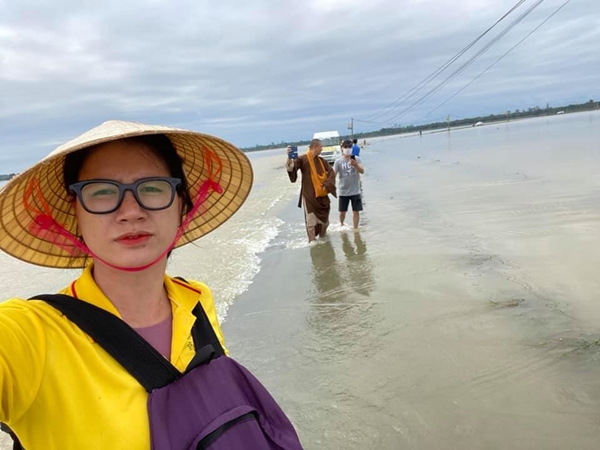 Trang Trần tuyên bố 'xử lý' kẻ ăn chặn 2 tấn cá hộp cứu trợ miền Trung