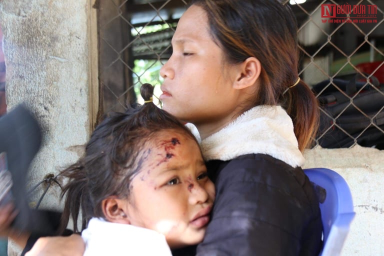Vụ sạt lở ở Quảng Nam: Mẹ gào khóc bới đất đá tìm con - Ảnh 1