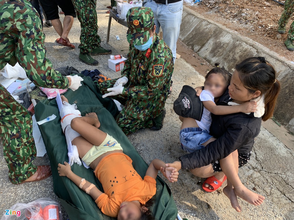 Vụ sạt lở ở Quảng Nam: Mẹ gào khóc bới đất đá tìm con - Ảnh 2