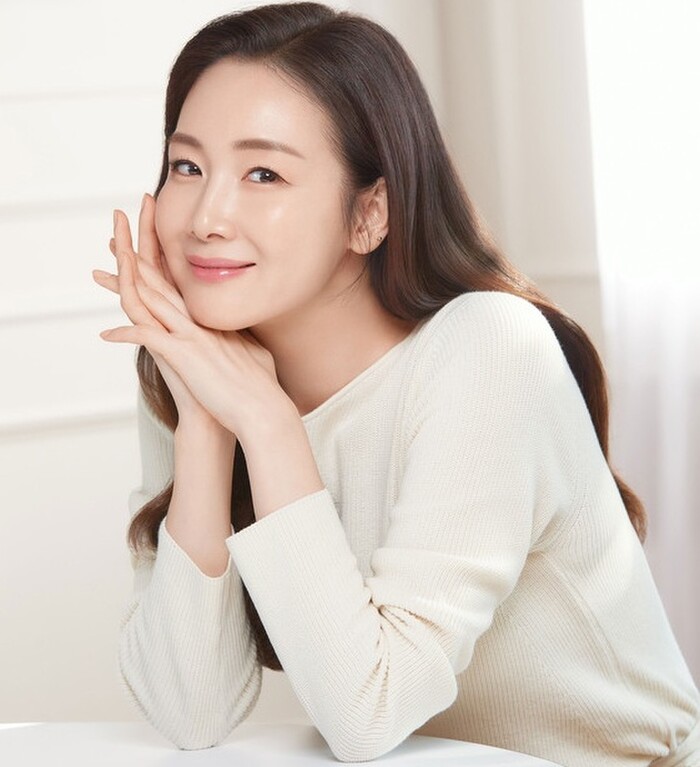 Choi Ji Woo tái xuất sau 5 tháng sinh con với vòng eo kinh ngạc - Ảnh 1