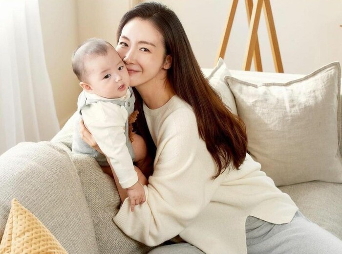 Choi Ji Woo tái xuất sau 5 tháng sinh con với vòng eo kinh ngạc - Ảnh 2