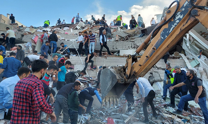 Quan chức, người dân thành phố Izmir tìm người mắc kẹt sau trận động đất chiều 30/10