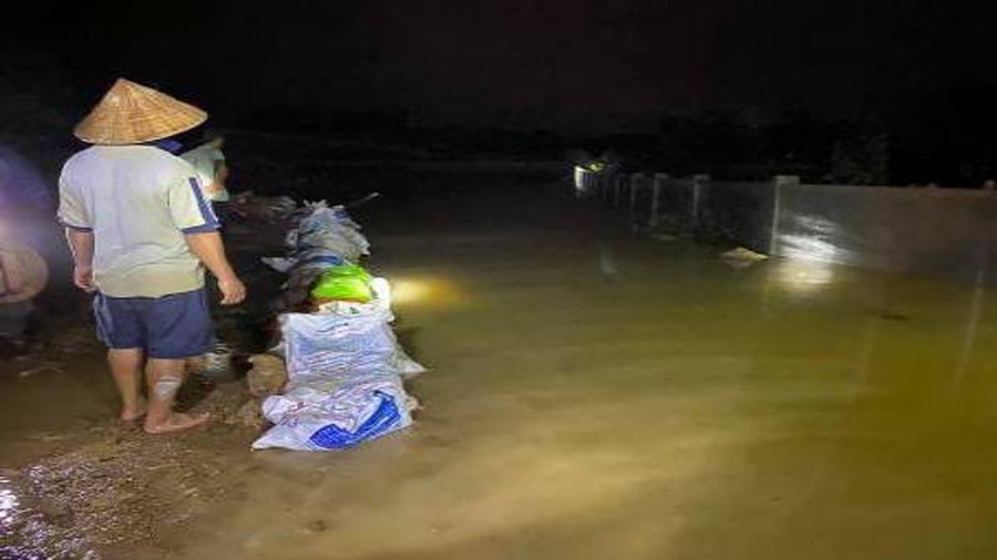 Hà Tĩnh Huy động hàng trăm người xử lý sự cố nước tràn đê cứu dân trong đêm - Ảnh 1