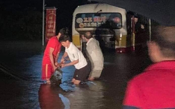 Hà Tĩnh: Bất chấp biển cấm vẫn đi vào đường ngập sâu, xe buýt gặp nạn